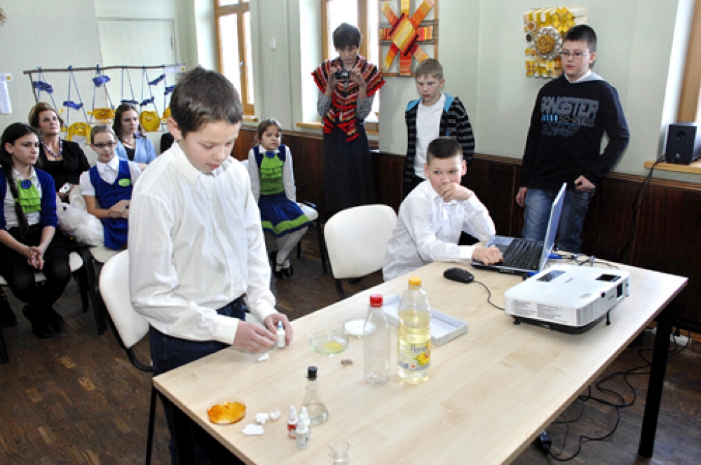 Bauskas pilsētas pamatskolas 5. klases skolēni Jānis Pavilonis (no kreisās), Hardijs Vanags (sēž), Lauris Dārznieks un Roberts Rēbuks par projektu «Eksperimenti virtuvē» ieguva ceļazīmi uz jauno vides pētnieku forumu Rīgā.