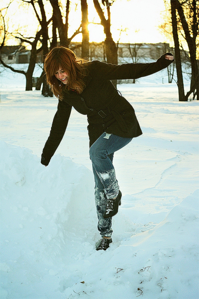 Kritiena laikā ķermeņa svaru jācenšas sadalīt tā, lai viss smagums nebūtu tikai uz roku. Tas jāsadala uz celi, dibenu, roku un citām ķermeņa daļām, protams, sargājot galvu. 
