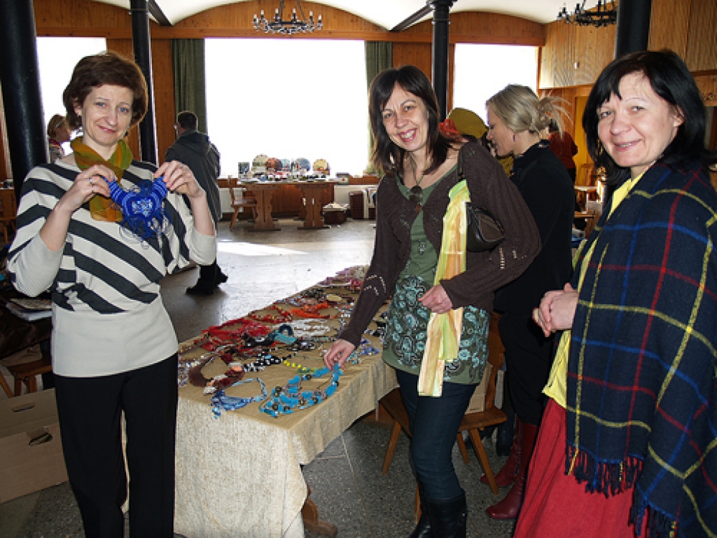 «Liepu» dalībnieces Žanna Trihonova, Arnita Kauķe un Līga Bosko īpaši interesējās par rotām.