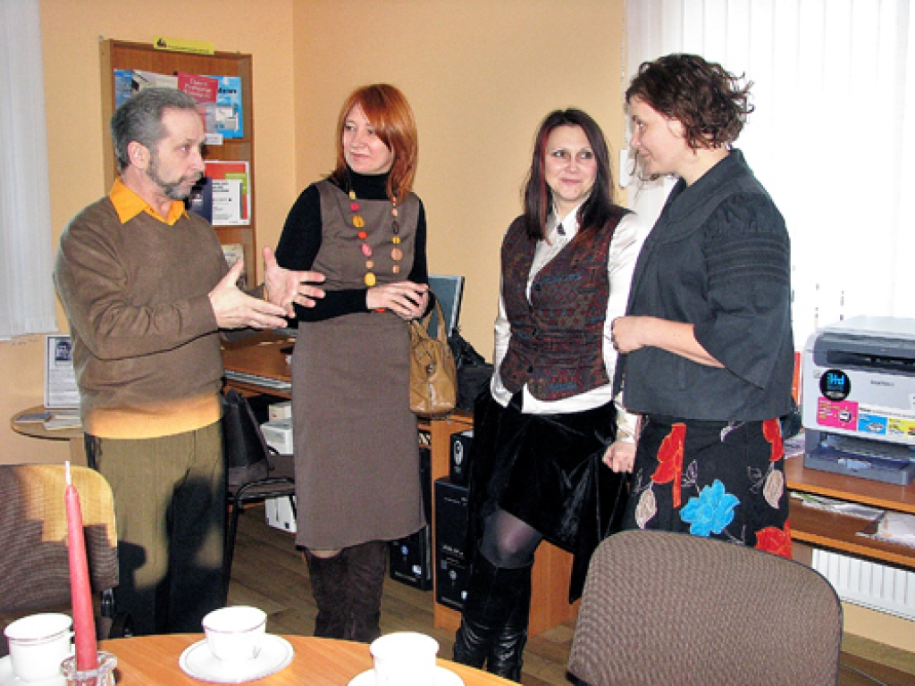 Vladimirs Manavickis pirms pasākuma «Vlads un viņa sievietes» uzrunā mākslinieci Lauru Matildi Ikerti (no labās): «Tu būsi mana modele?» Dialogā ieklausās Ingrīda Ķēbere (otrā no kreisās) un Kristīne Selane. 