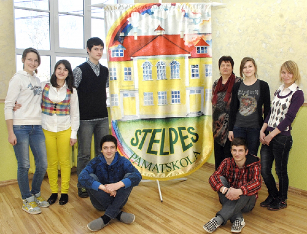 STELPES PAMATSKOLAS 9. KLASE: Aleksandra Hadžimoratova, Safārs Hadžimoratovs, Dāvis Jankovskis, Kārlis Augusts Mežsēta, Vita Skane, Samanta Strūberga, Laura Šalca, skolotāja Inese Freiberga. 