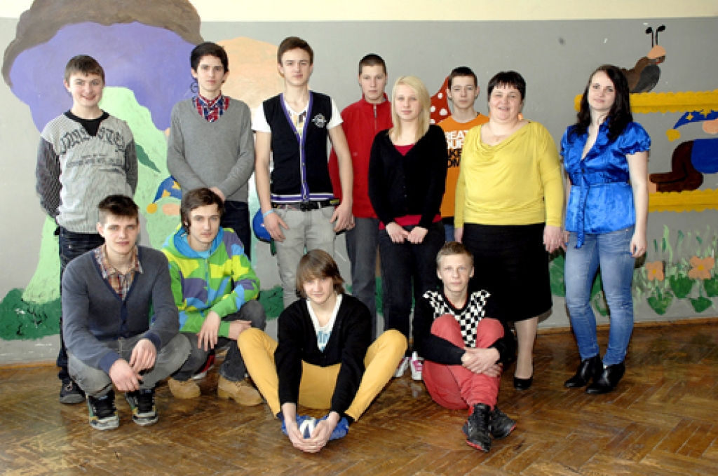 MISAS VIDUSSKOLAS 9. KLASE: Edgars Beitiņš, Roberts Kazašvili, Elvis Kļaviņš, Arvils Melngailis, Elnurs Muļars, Hardijs Nungurs, Sandra Olava, Gatis Peipiņš, Kristers Veģis, Lauris Vilde, Kristiāna Zemlinska, klases audzinātāja Zaiga Jēgere. Skolā nebija Luīzes Dienas un Toma Jaunzemja.