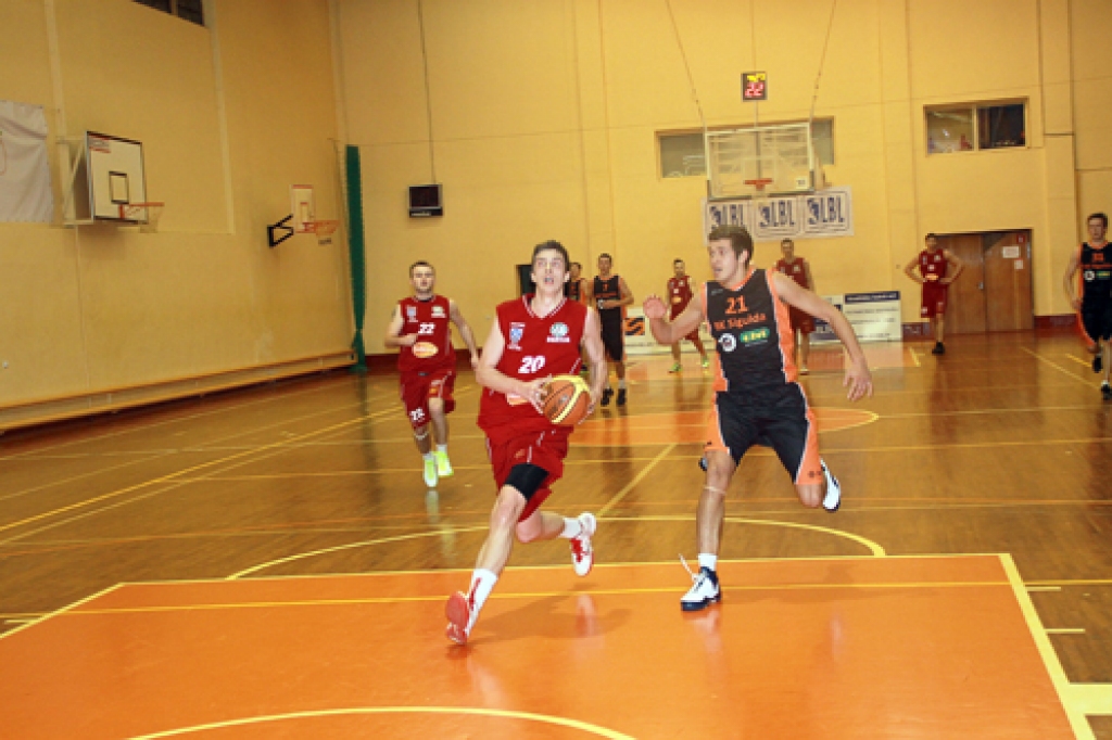 Jānis Eiduks, LBL3 vērtīgākais spēlētājs februārī, dodas uzbrukumā uz «Siguldas» komandas grozu. 