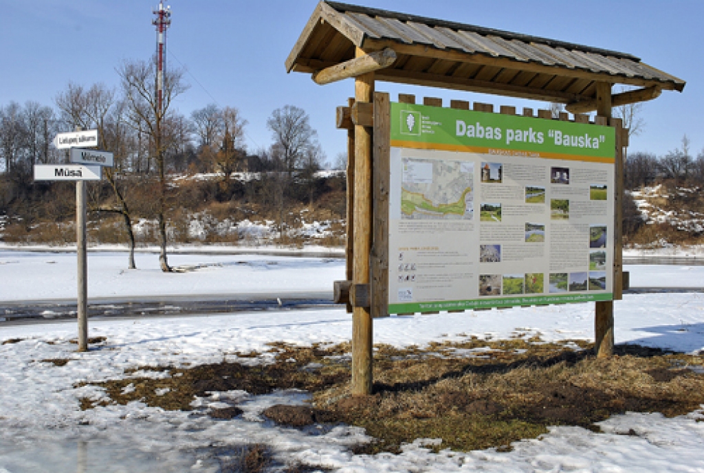 Informatīvās norādes tūristiem dabas parka teritorijā Bauskā. 
