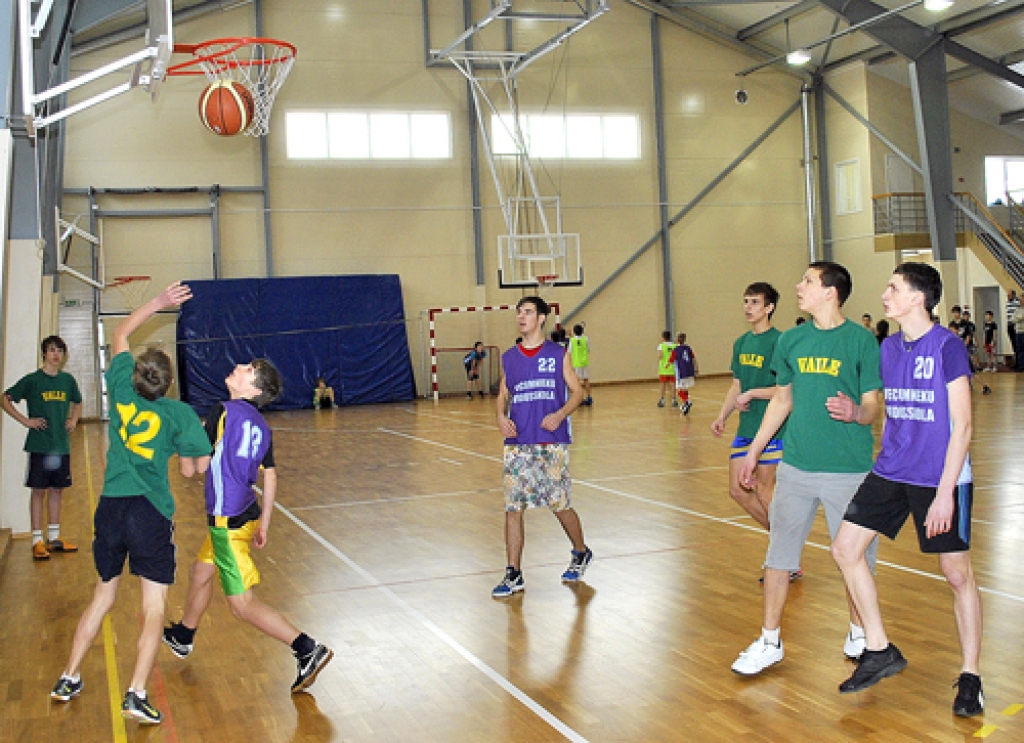 Valles vidusskolas sporta zālē tiekas Valles un Vecumnieku jaunie basketbolisti. 