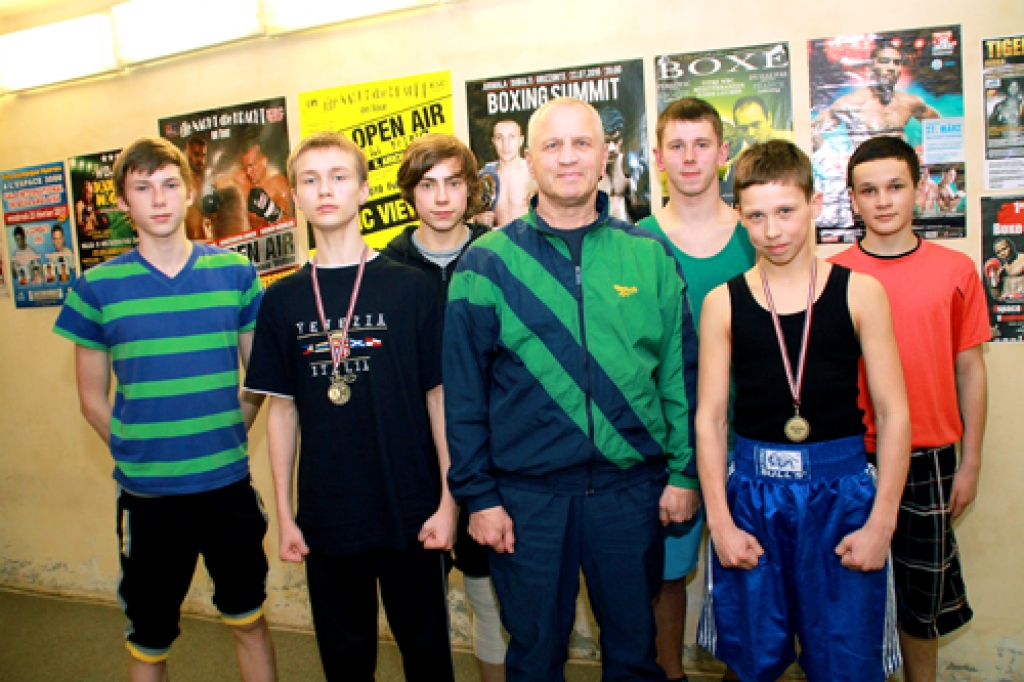 Valērijs Hrustaļovs ar audzēkņiem, kas piedalījās sacensībās Jelgavā. Pirmajā rindā pa kreisi no trenera Ervīns Mališevs, pa labi – Ričards Ozols. 