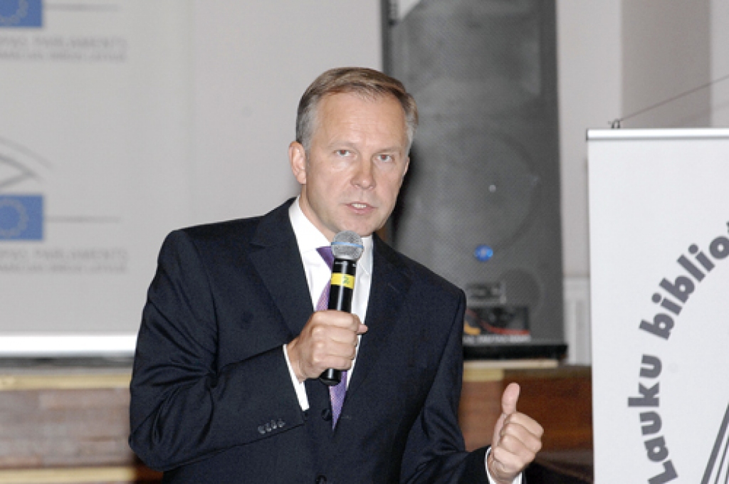 Ilmārs Rimševics: «Turpināt ar savu latu jauki dzīvot un saimniekot bez eiro – tās ir tikai nacionāli romantiskas, mīļas izjūtas. Šodienas realitāte ir citādāka – mums jāiekļaujas lielākā monetārā savienībā, un tā ir eirozona.» 