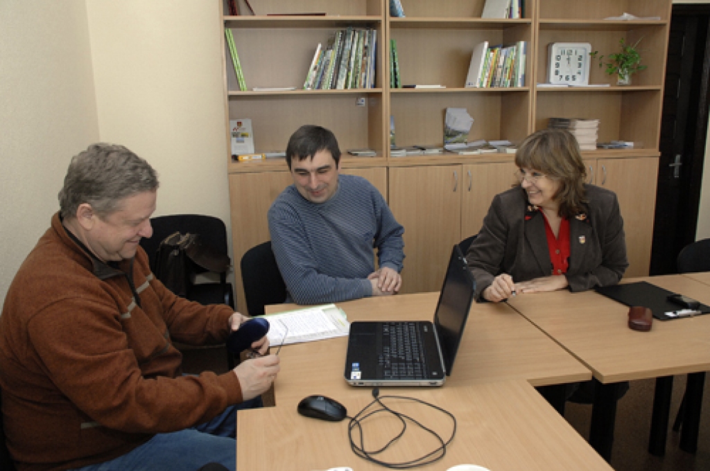 Sarunā par būvniecības attīstības iespējām – Rundāles novada domes būvinženieris Aldis Iesalnieks, Viesturu pagasta pārvaldes komunālo pakalpojumu dienesta speciālists un Rundāles novada domes deputāts Vitālijs Bļinkovs, Rundāles novada domes attīstības nodaļas speciāliste Ludmila Knoka.