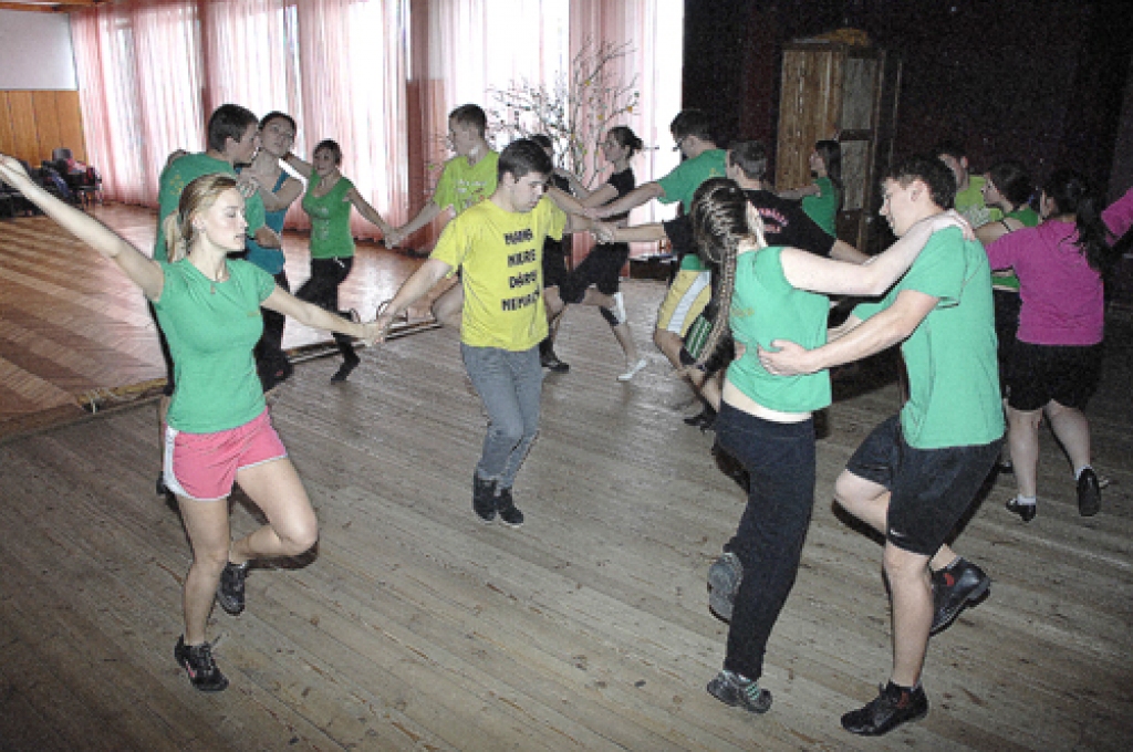 Pilsrundāles vidusskolas jauniešu deju kolektīvs «Madaras» cītīgi trenējas mēģinājumos pirms skates.