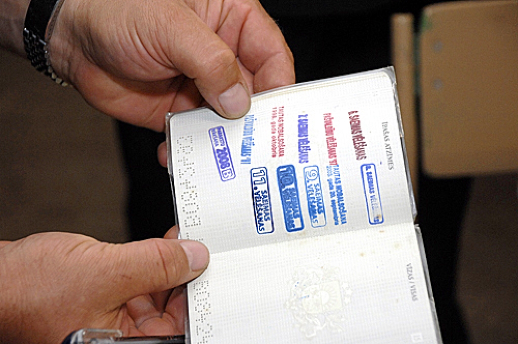 Vēlētāji balsot varēs gan ar pasēm, gan identifikācijas kartēm.