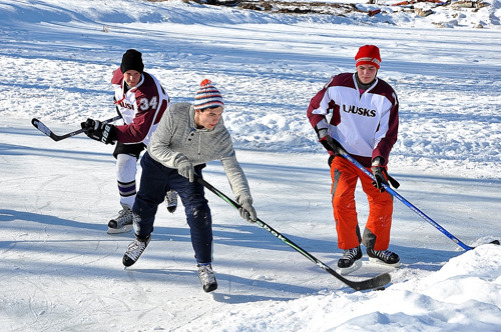 Hokeja turnīrā Skaistkalnē dalībnieki sacentās spraigi, taču bez grūstīšanās un dūru vicināšanas. 