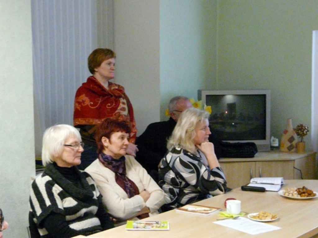 Sarmīte Avota (stāv) līdz ar citiem Iecavas puķumīļiem ieklausās stāstījumā par ziemcietēm. 