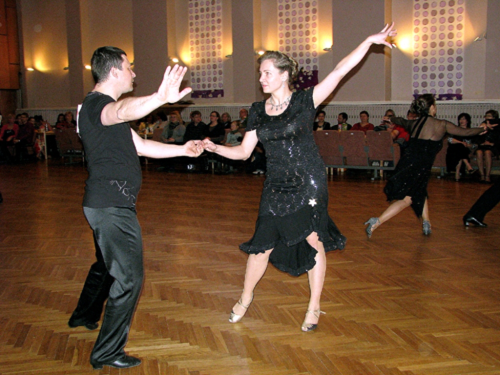 Elīna Baltgalve un Dzintars Burkovskis priecē žūriju un skatītājus ar savu sniegumu. 