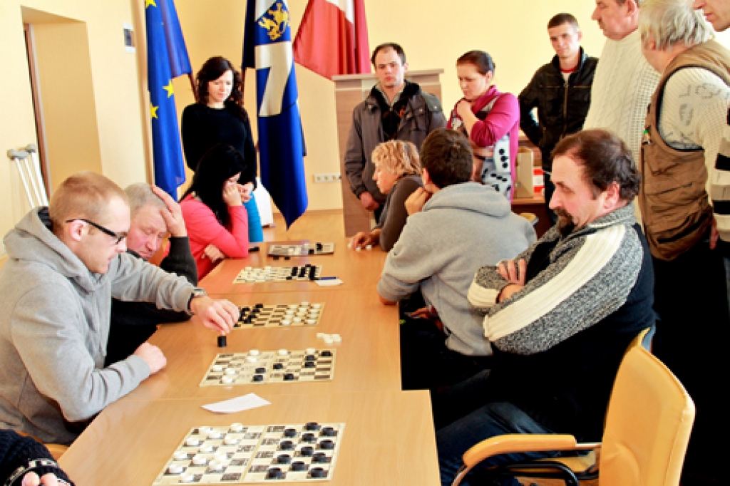 Galda spēļu sacensības piesaistīja uzmanību jau no pirmās kārtas. Tiekas Mārtiņš Junkurēns (no kreisās) no Bauskas komandas un Mihails Makarovs no Mežotnes.