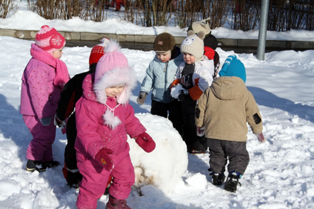 Sporta aktivitātēs «Neguli ziemas miegu» piedalās divgadnieki no «Zīļuku» grupas. 