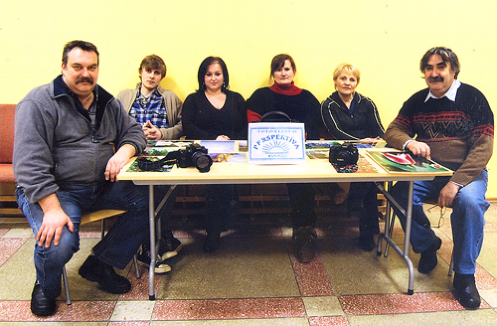 Uzvariešu fotokluba «Perspektīva» dalībnieki. Vadītājs Ivars Demme – no kreisās. 