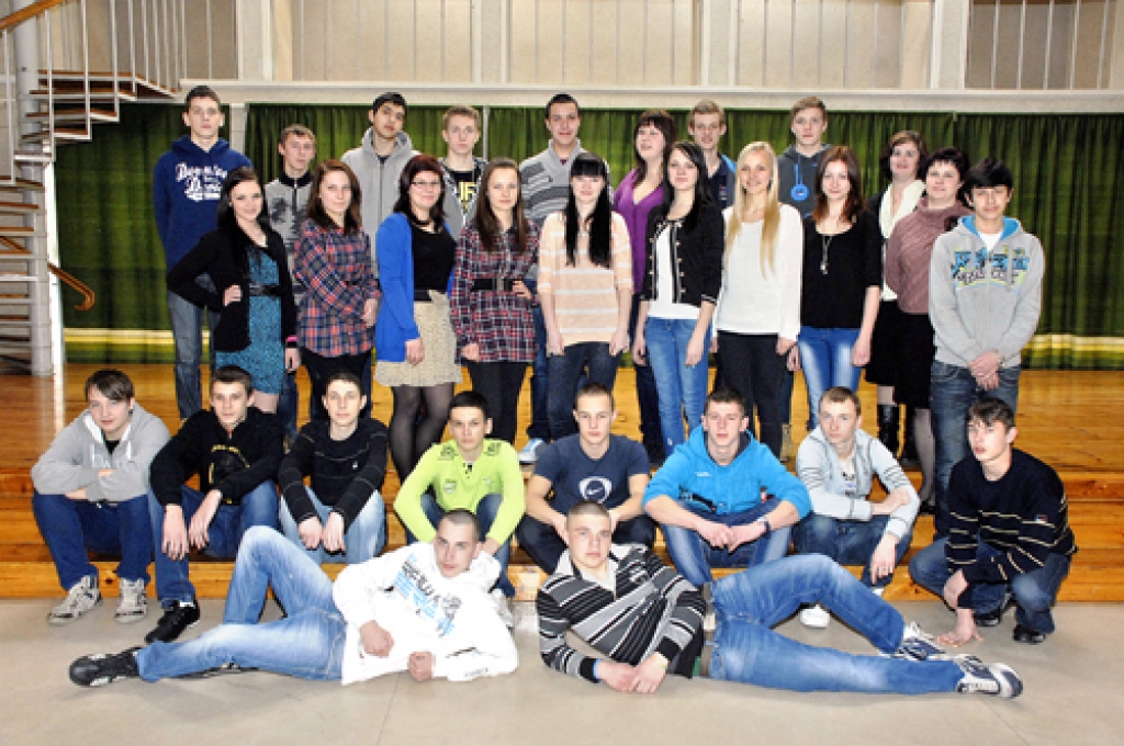 UZVARAS VIDUSSKOLAS 9.A KLASE:  Salvis Bundzinskis, Lāsma Graumane, Renāte Jakobsone, Ralfs Liepiņš, Renāts Marijonda, Jānis Rācenis, Kristiāna Sīle, Mihails Soskida, Elgars Šumins, Deivids Šumskis, Dainis Timošenko, Linards Trībers, Endija Turka, Amanda Zariņa, klases audzinātāja Ieva Bračka. 9.B KLASE: Raivo Auziņš, Endija Āboltiņa, Maksims Garaba, Elīna Kate Gavrilka, Ivis Juriščuks, Emīls Petrokaitis, Oskars Puķītis, Andris Ratnieks, Mārtiņš Ruseckis, Agrita Skuja, Sergejs Spurgjašs, Gustavs Upenieks, Monta Zimoveiska, klases audzinātāja Ilze Ērgle. Skolā nebija Rasas Šarkas un Amandas Līvmanes. 