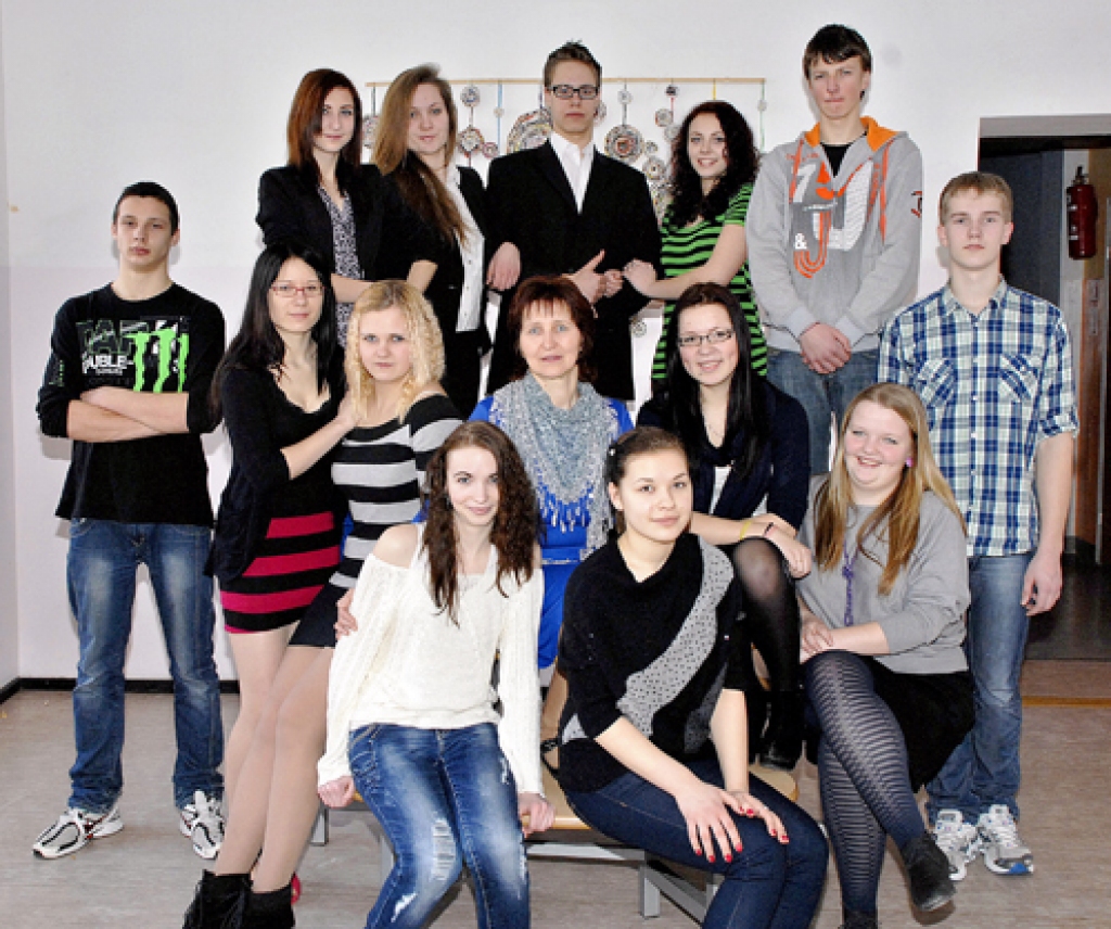 ĪSLĪCES VIDUSSKOLAS 9. KLASE: Ričards Afanasjevs, Jānis Dimitrijevs, Lelde Drozdovska, Santa Juškevica, Elvis Kaufmanis, Justīne Kocere, Egīls Lejnieks, Annija Marija Peltmane, Sintija Sīmane, Arta Smilga, Elizabeta Elīza Štrausa, Kristīne Vanaga, Renāte Visocka, klases audzinātāja Sandra Ārmane. Skolā nebija Armanda Lauvas un Daiņa Milliņa.  