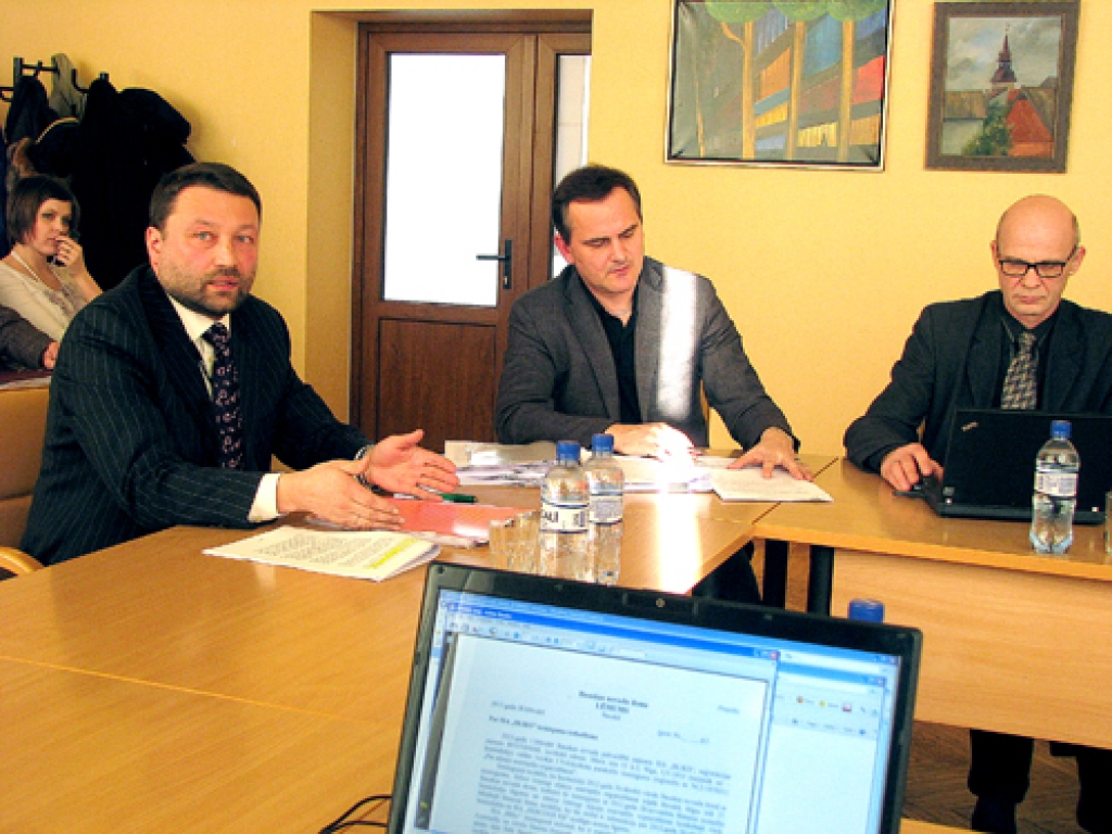 Pretējus viedokļus apspriešanā pauda SIA «Bliks» pārstāvis Guntis Lībers (no kreisās) un novada domes juridiskās nodaļas vadītājs Modris Mākulēns. 