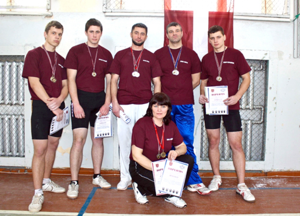 Vecumnieku novada svarbumbu celšanas komandas dalībnieki mājās visi atbrauca ar medaļām. 