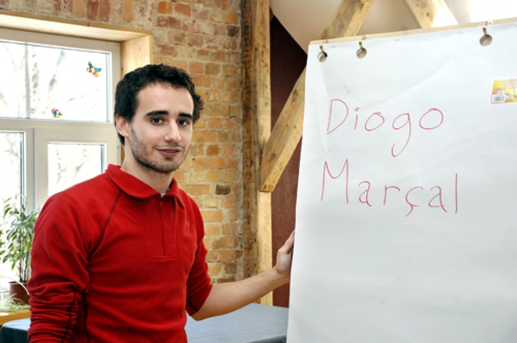 Kurmeni Diogu Marsels izvēlējies, lai iepazītu citas valsts lauku ciemata ikdienu.