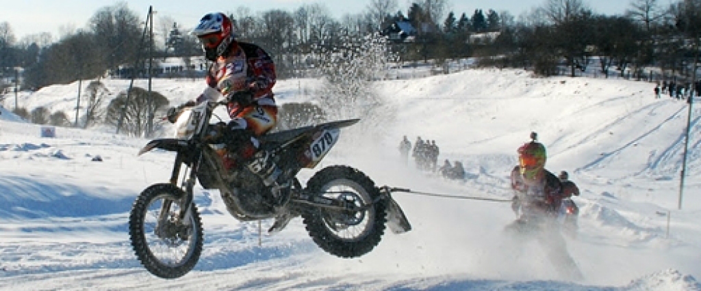 Andris Štendenbergs (uz motocikla) un Egils Āboliņš skijoringa sacensībās Cēsīs. 