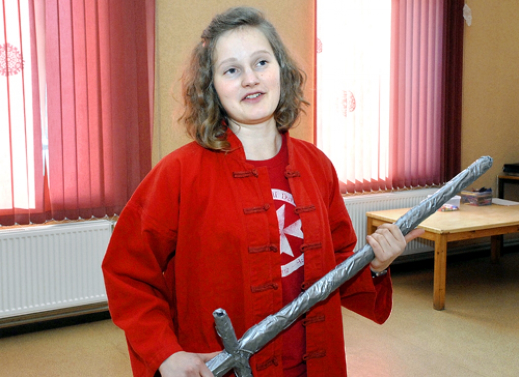 Cīņas meistare Karīna Kozlovska ar pašdarinātu zobenu.