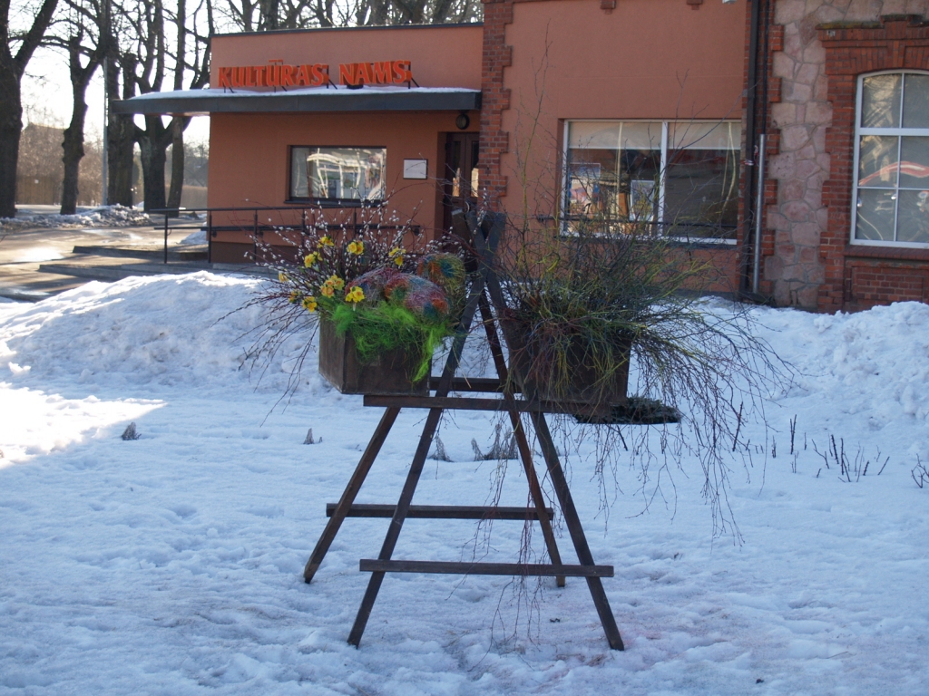 Lieldienu dekoriem Iecavā izmantotas koka kastes ar pavasarīgām kompozīcijām.
Autors: Antra Ērgle