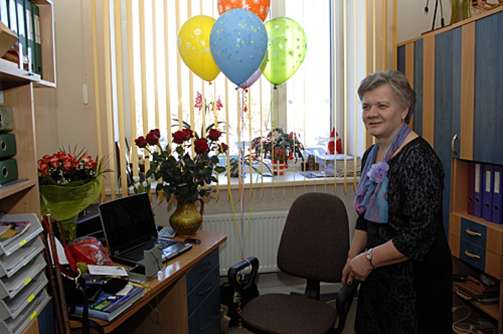 Daudzus gadus jubilāre ir nostrādājusi savā specialitātē par agronomi. 1992. gadā E. Maisaka sāka darbu LLKC struktūrā, četrus gadus vēlāk kļūstot par biroja vadītāju. 
Autors: Ivars Bogdanovs