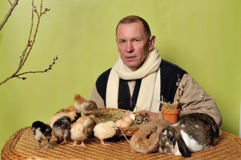 Ojārs Narvils izstādē Rīgā gadās par Lieldienu noskaņu. Viņam palīdzēs Trušu pilsētiņas iemītnieki.
Autors: Publicitātes foto.