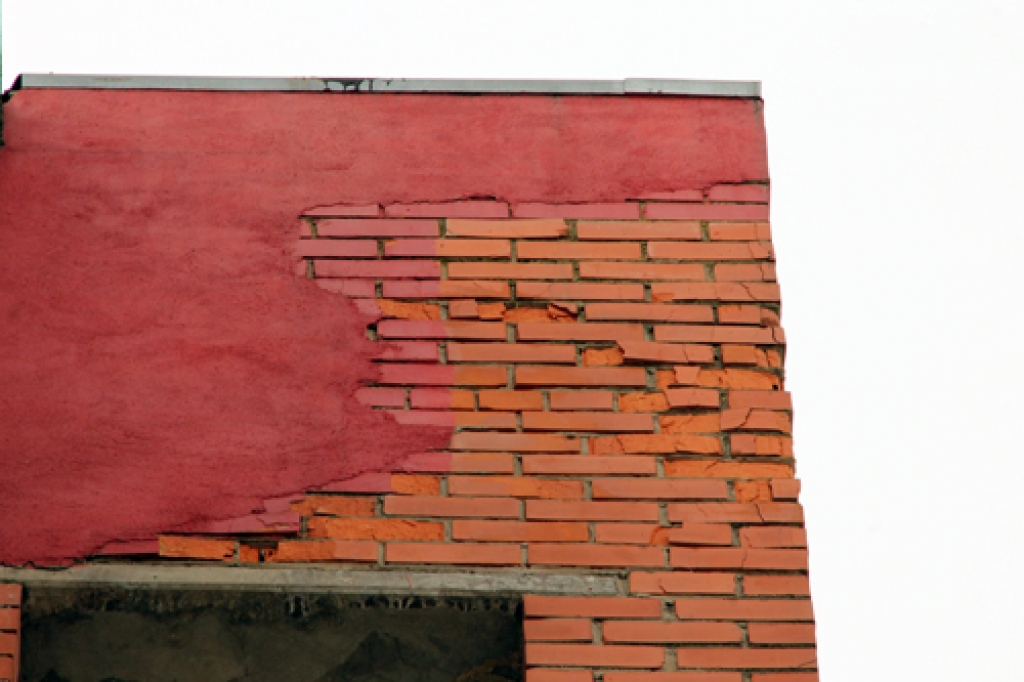 Ķieģeļi Salātu ielas 22. mājai sākuši drupt blakus nesen labotajām konstrukcijām. 
Autors: Uldis Varnevičs