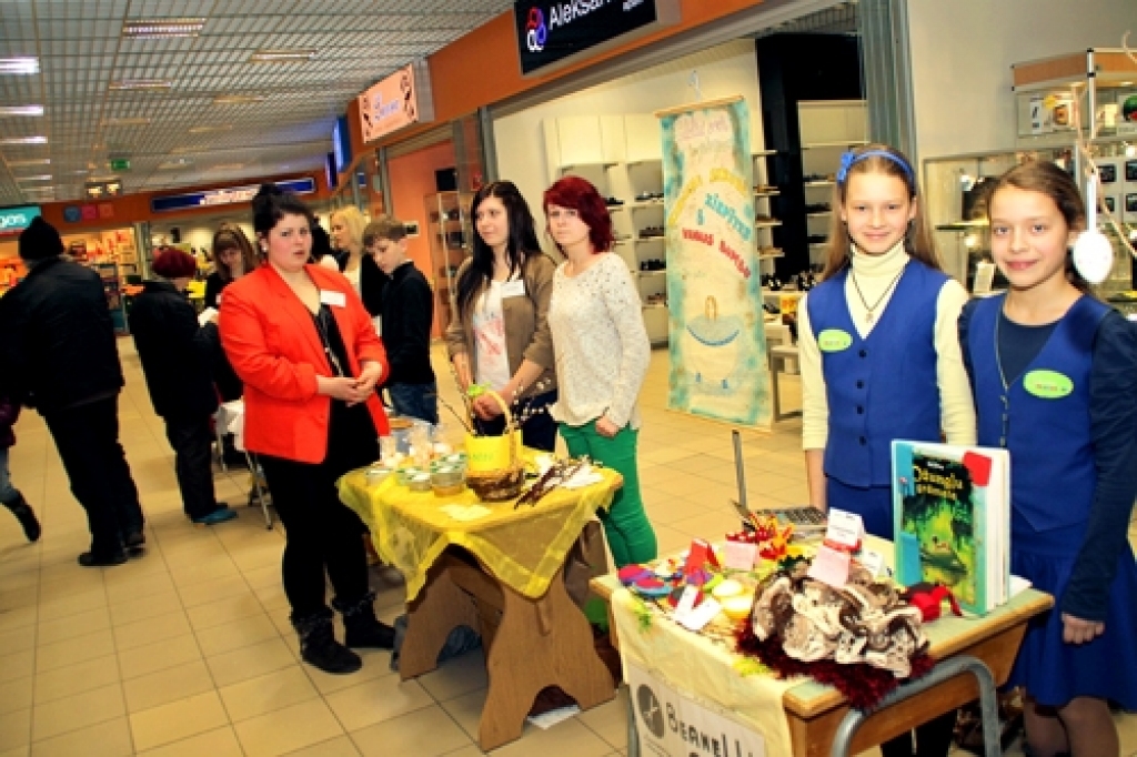 Divas balvas ieguva Bauskas sākumskolas audzēkņu Ilzes Elizabetes Griķes un Beātes Martas Untāles (pirmā no labās) SMU.
Autors: Uldis Varnevičs