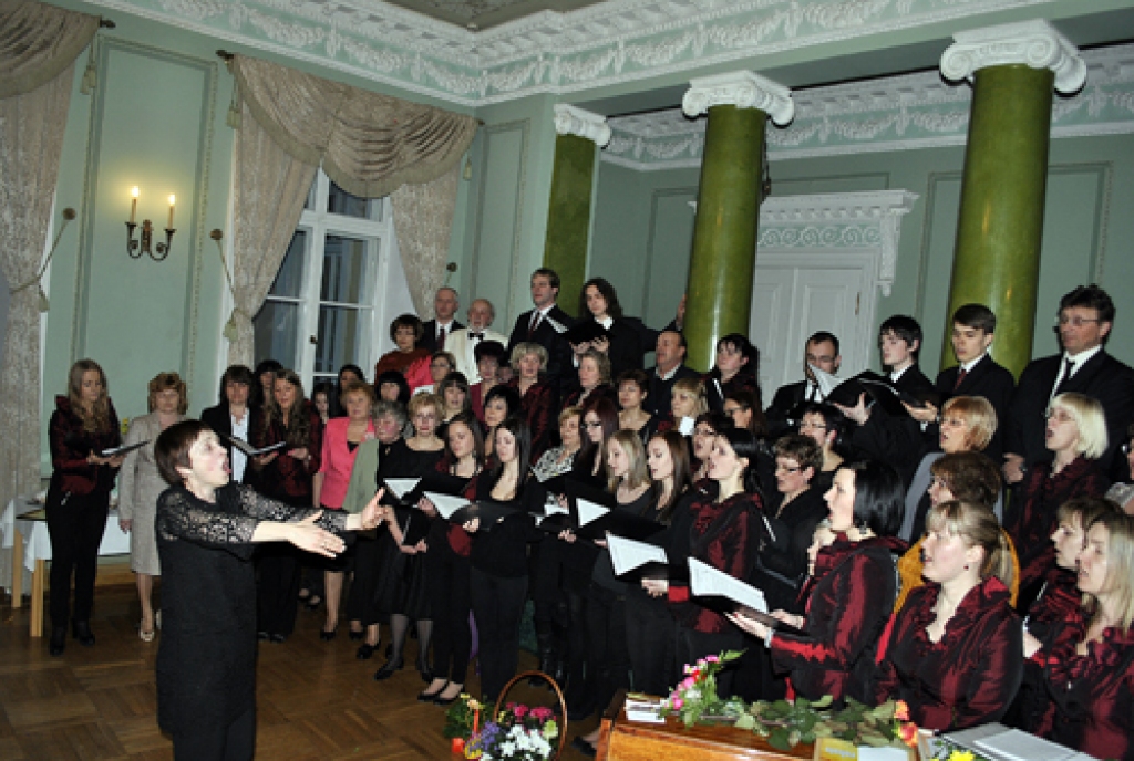 Bauskas novada jauktā kora «Mežotne» esošie un bijušie dalībnieki izpilda Jāzepa Vītola dziesmu «Gaismas pils».
Autors: Kristaps Ābelnieks