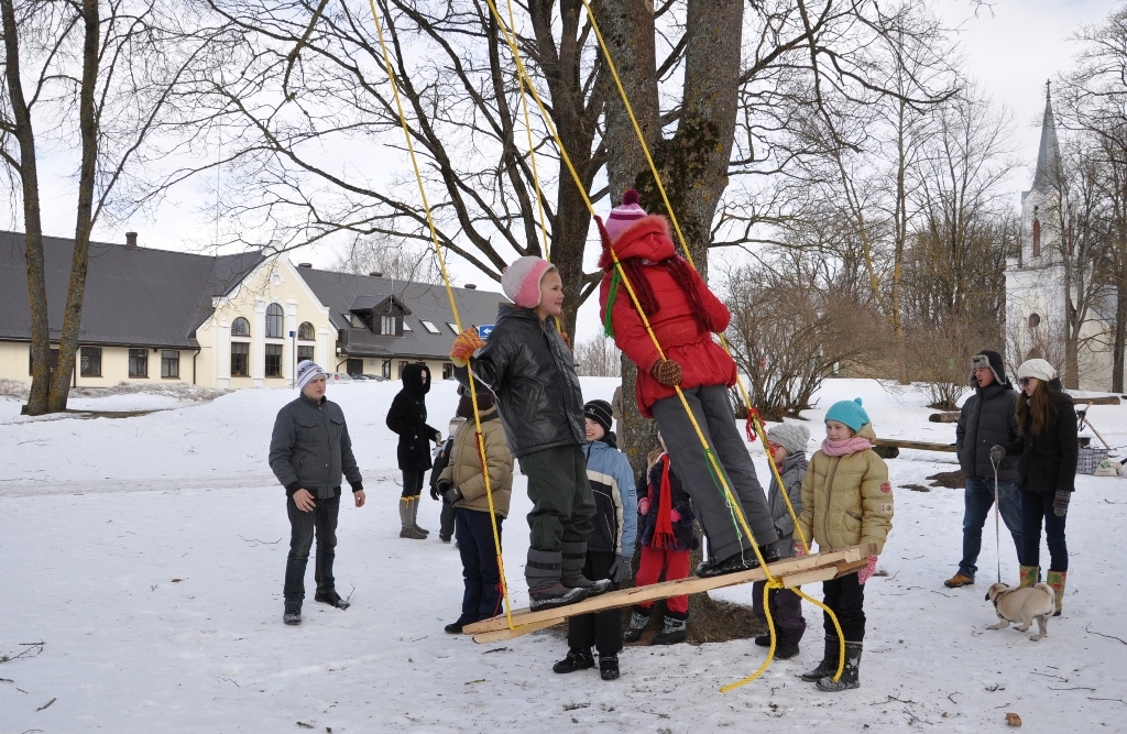 Katrs, kurš kāpa šūpolēs, traucoties augšup, vēlējās – kaut drīzāk pienāktu pavasaris.
Autors: Žanna Zālīte