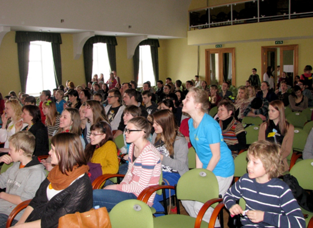 Notiekošajam uz skatuves emocionāli līdzi juta skolēni zālē.
Autors: Vilnis Auzāns