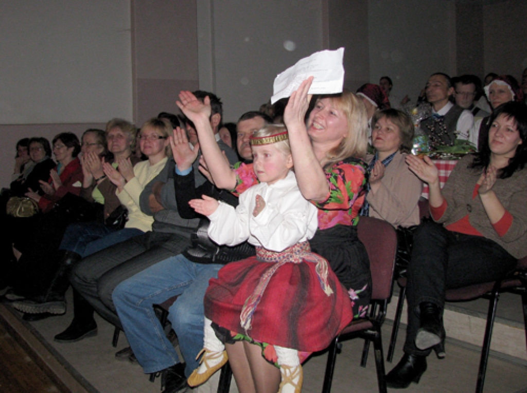 Skatītāju rindās īpašas emocijas par savu dejotāju sniegumu pauž deju pedagoģe Tamāra Ļisovcova. 
Autors: Vilnis Auzāns