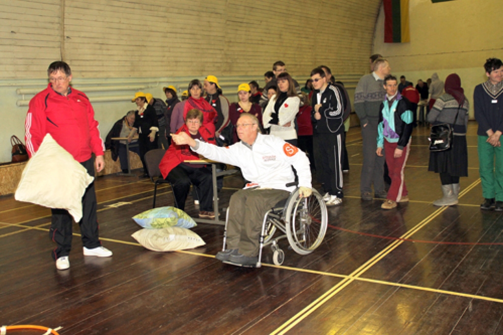 Baušķenieki vēro, kā spilvenu met siguldietis Jānis Vanags. 
Autors: Uldis Varnevičs