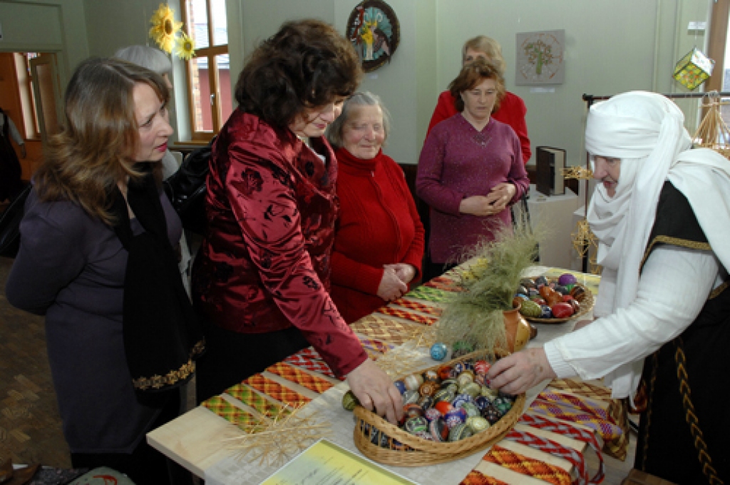 Vītene Repšiene bija atvedusi lielu krāsaino olu kolekciju. Šķidrums no tām izpūsts laukā, čaumalas nokrāsotas, tad ar smalku nazīti iekasīti skaisti ornamenti.
Autors: Ivars Bogdanovs