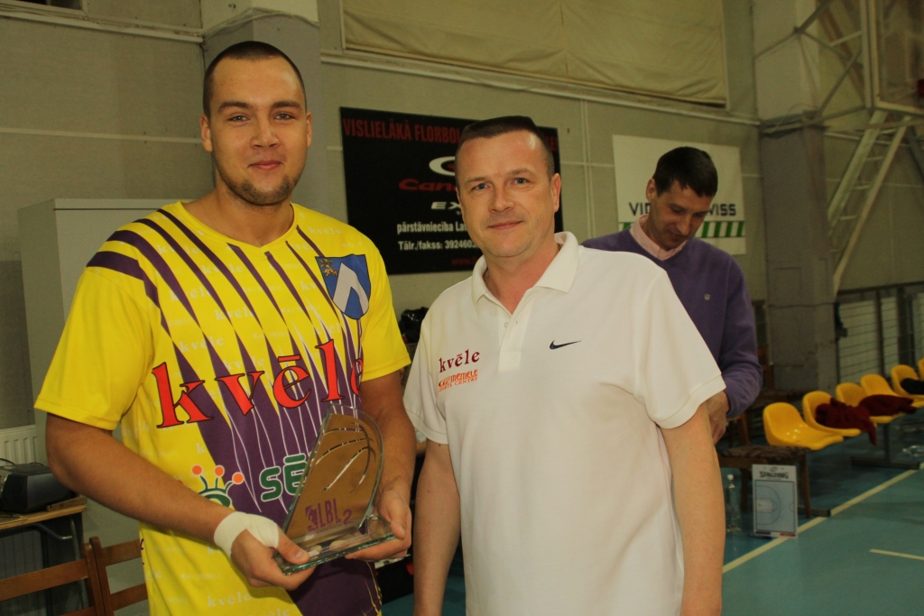 Armands Seņkāns ar februāra mēneša labākā spēlētāja balvu un komandas menedžeris Jānis Kalējs. 
Autors: Uldis Varnevičs