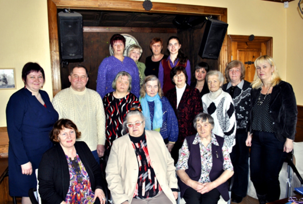 Bauskas literātu apvienības dalībnieku 2013. gada modelis uz kafejnīcas «Čuguna roze» skatuvītes.  
Autors: Māris Krūmiņš