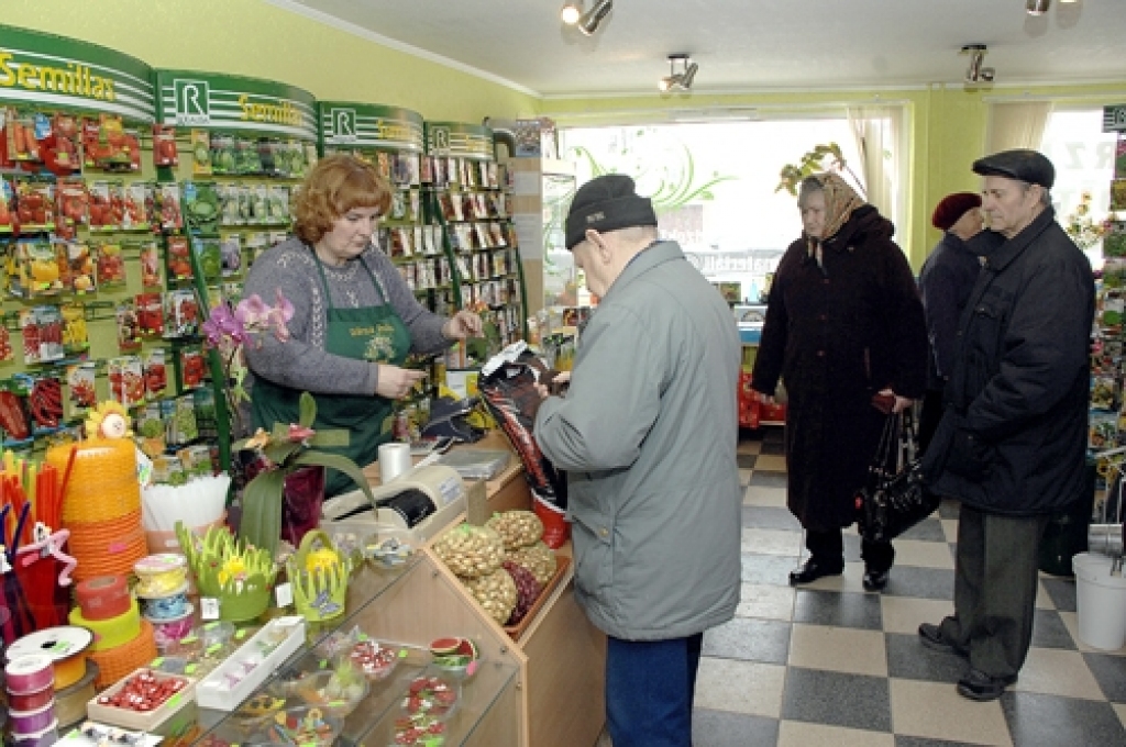 Pircēji, izvēloties tomātu sēklas, ieklausās pārdevējas Ilonas Atmatas padomos.
Autors: Ivars Bogdanovs