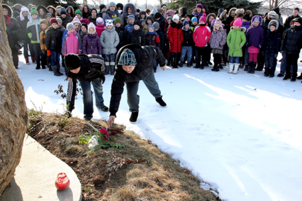 Pilsrundālē vidusskolas audzēkņi noliek ziedus pie Piemiņas akmens. 
Autors: Kristīne Kociņa