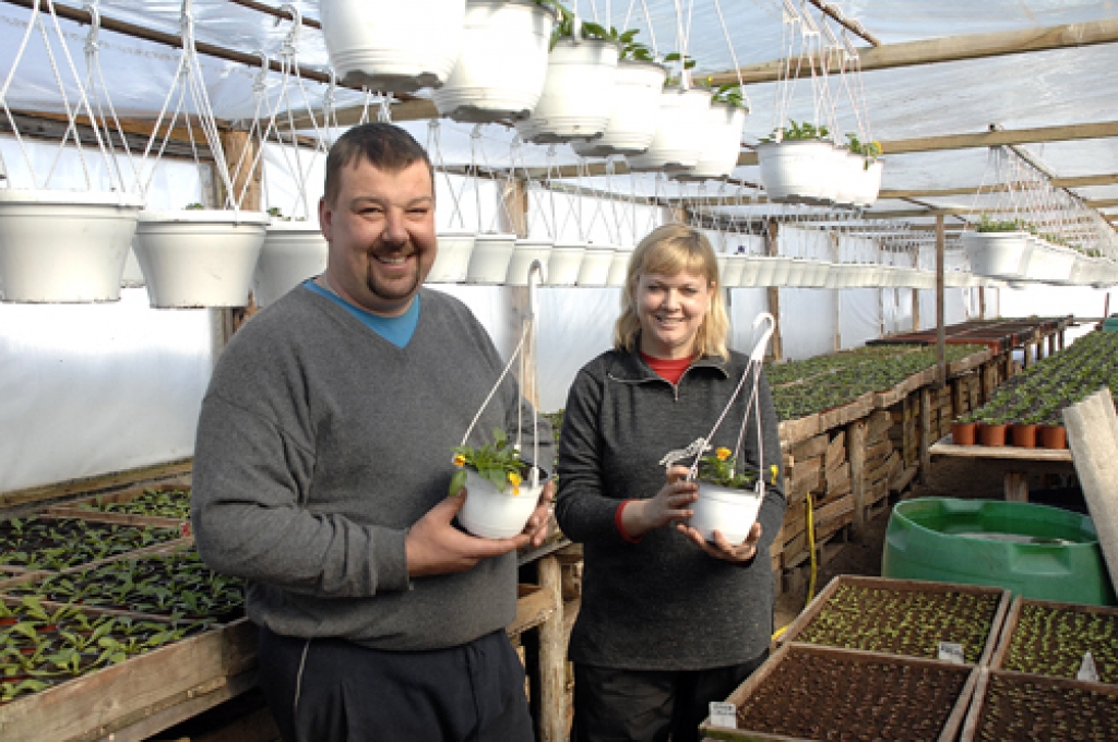 Uldis un Ilona Stankeviči priecājas par pirmajiem ziediem. 
Autors: Ivars Bogdanovs