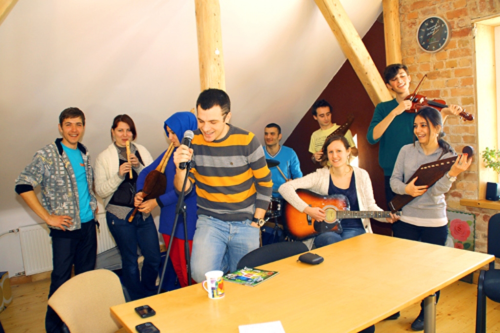 Eiropas valstu brīvprātīgie vienmēr ir gatavi pamēģināt ko jaunu. Šoreiz – varbūt mūzikā?
Autors: Uldis Varnevičs