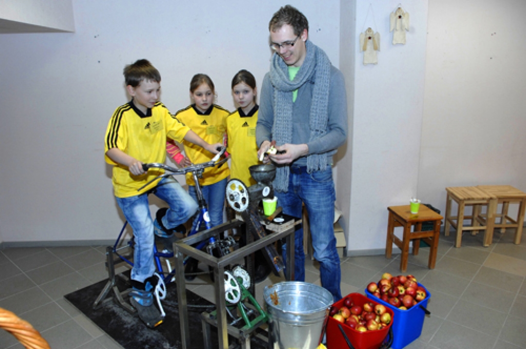 Visiem «Vides spēļu» konkursa dalībniekiem bija iespēja iepazīties ar biedrības «Homo ecos» oriģinālo sulu spiedi. 
Autors: Ivars Bogdanovs