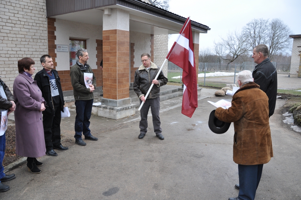 Normunda Sakalovska (bildē ar karogu) rīkoto pasākumu pērn pie Vecumnieku tautas nama apmeklēja 15 interesentu. 
Autors: Žanna Zālīte