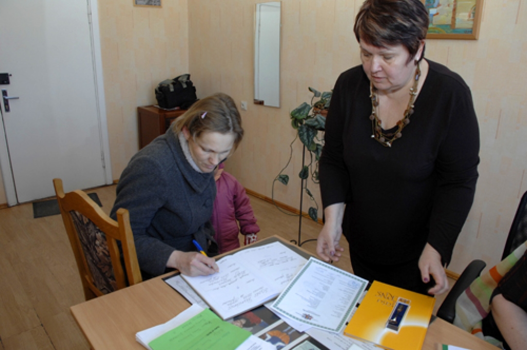 Par jaunā parauga dzimšanas apliecības saņemšanu parakstās baušķeniece Sandra Bajāre. Dokumentu viņai izsniedz  Bauskas novada dzimtsarakstu nodaļas vadītāja Sandra Kolberga.
Autors: Ivars Bogdanovs