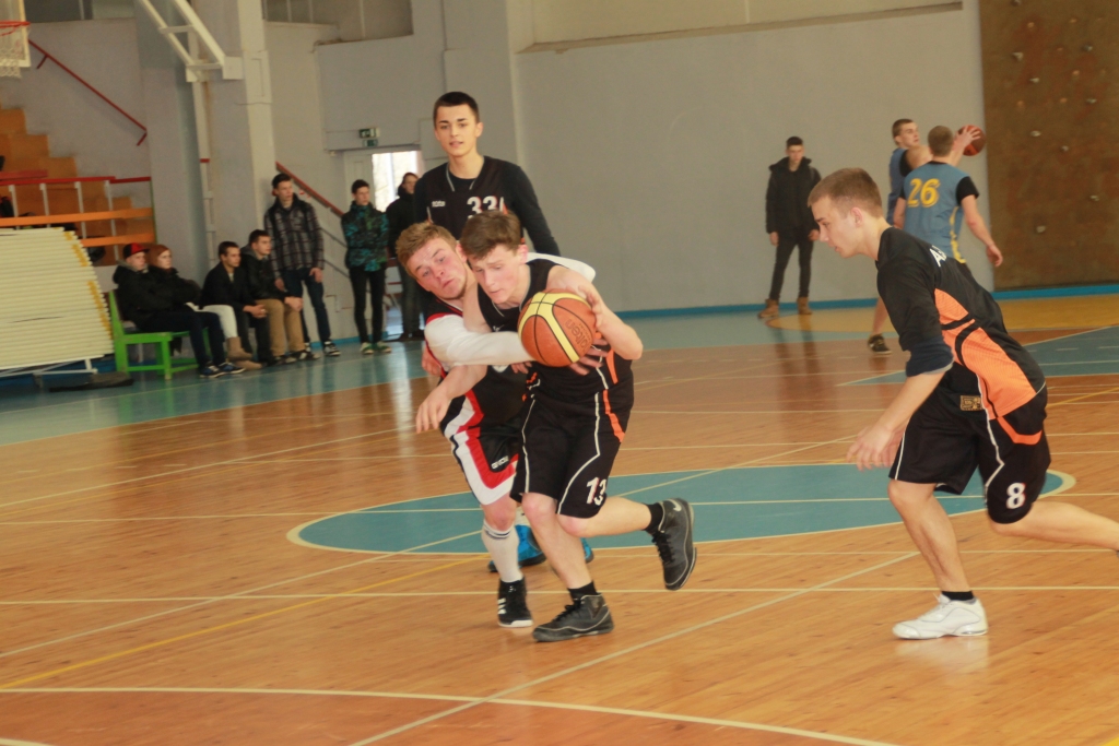 Toms Balodis, Bauskas 1. vidusskolas spēlētājs, cenšas atņemt bumbu Bauskas Valsts ģimnāzijas spēlētājam Anrijam Janševskim (ar bumbu). 
Autors: Uldis Varnevičs