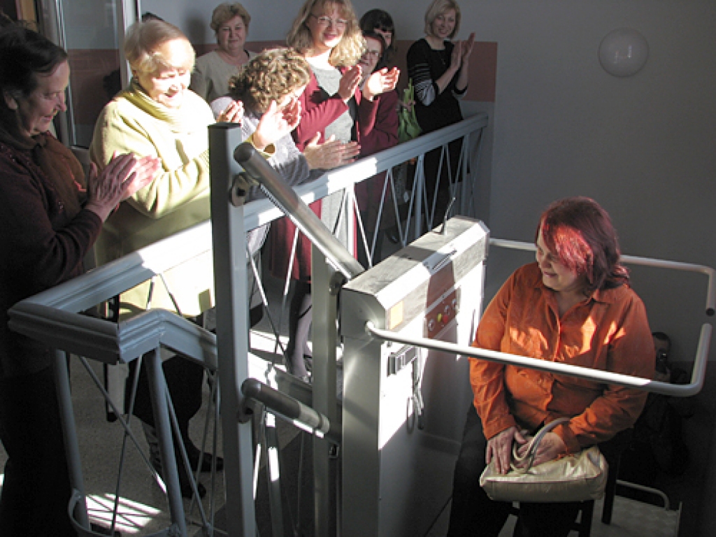 Terēze Mickēviča bija pirmā, kura nokļūšanai uz bibliotēkas telpām otrajā stāvā izmantoja īpašo pacēlāju. 
Autors: Vilnis Auzāns