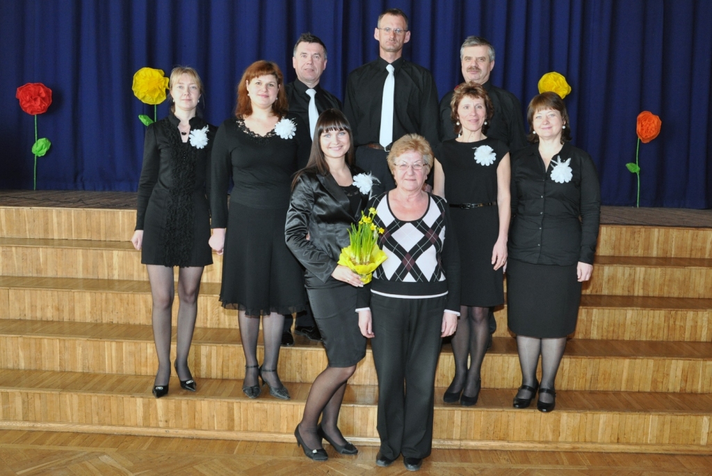 Bauskas kultūras centra (KC) jauktais vokālais ansamblis «Eliksīrs» izveidots šī gada janvārī. Konkursā savējiem līdzi juta Nora Trasūne, KC direktores vietniece (pirmajā rindā pirmā no labās).
Autors: Žanna Zālīte